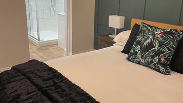 6 bedrooms, iron/ironing board, WiFi, bed sheets