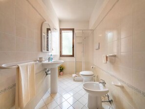 Apartemen, 2 kamar tidur, teras, pemandangan kebun | Kamar mandi
