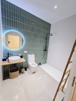 Bathroom - Cozy Retreat in Heart of Valencia Perfect for Couples n Families (Valencia)