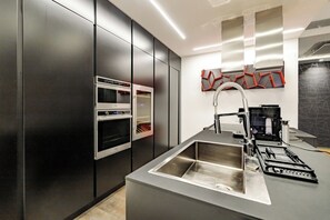Apartment | Private kitchen | Fridge, microwave, oven, stovetop - Luxury Apartment With Indoor Pool (Milan)