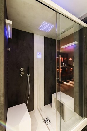 Apartment | Bathroom | Shower, hair dryer, towels - Luxury Apartment With Indoor Pool (Milan)