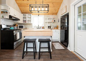 Køleskab, mikrobølgeovn, ovn, kogeplade