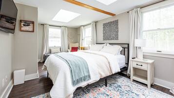 2 slaapkamers, een bureau, een strijkplank/strijkijzer, gratis wifi