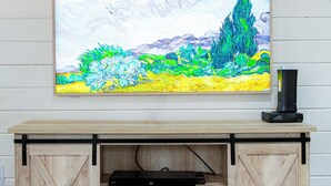 Un moble de televisió de fusta amb un quadre anomenat