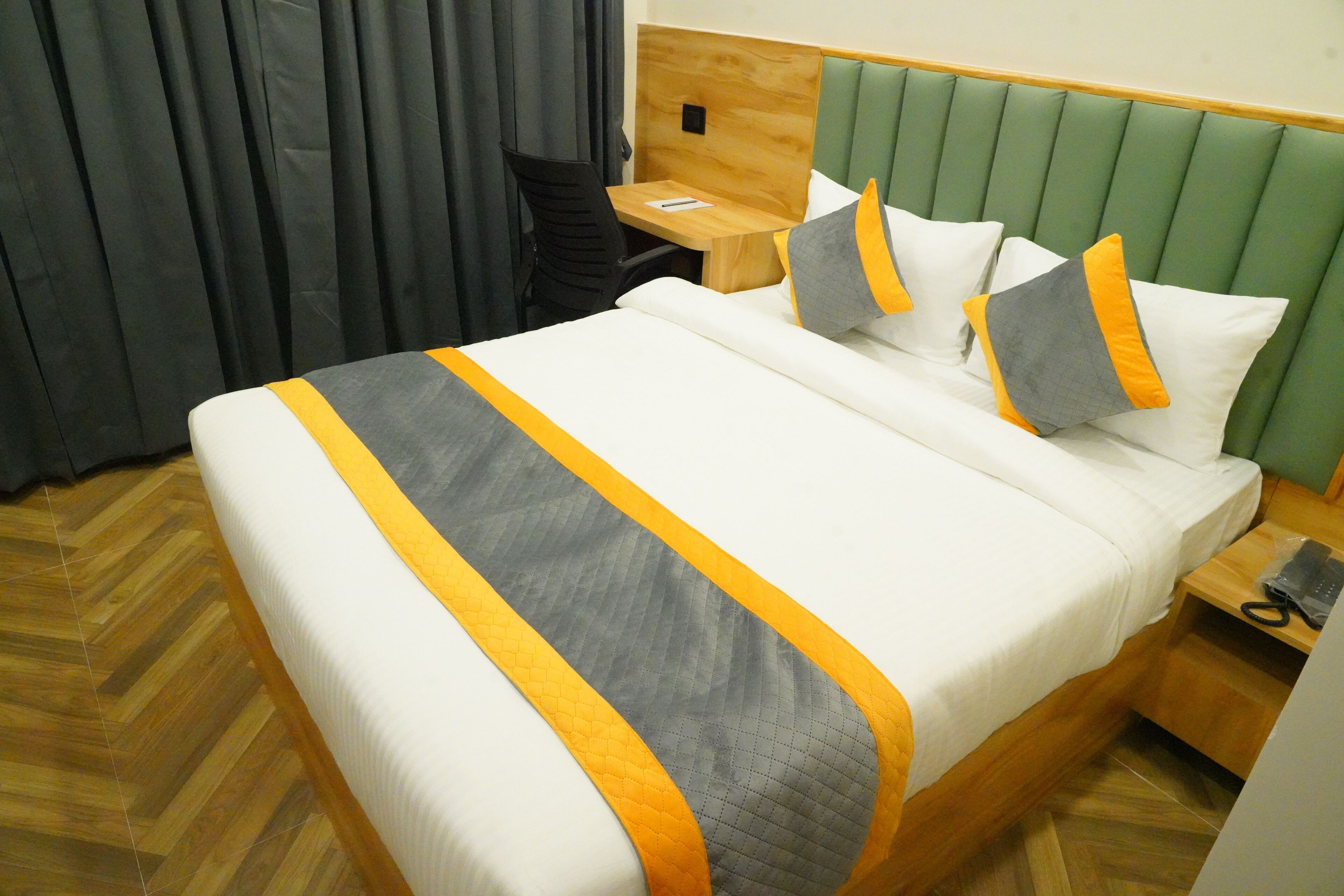Une chambre d’hôtel avec un lit, un bureau et une chaise.
