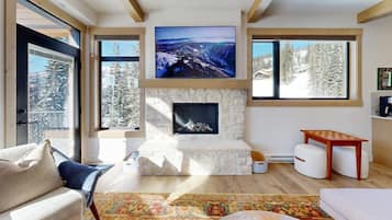 Télévision, cheminée