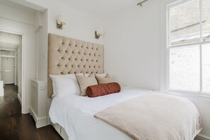 1 habitación, tabla de planchar con plancha y cuna de viaje 