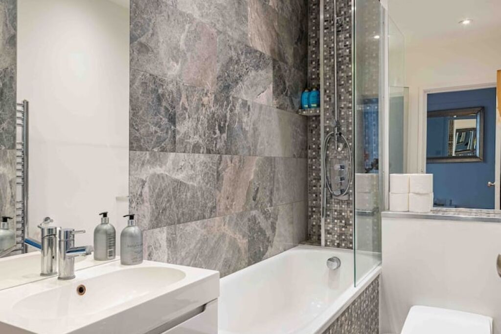 Asciugacapelli, bidet, asciugamani, sapone