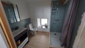 Dusj, hårføner, håndklær og såpe