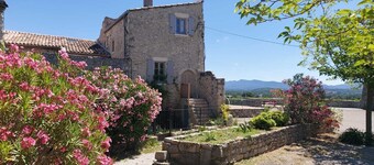 4-person house, perched village in Drôme Provençale.