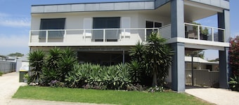 Marine Parade Holiday Unit 2- 3 bedroom downstairs unit- Off Peak Special!