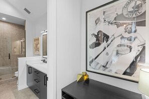 Shower, hair dryer, towels, soap - Luxury Townhome Near Lifts - A/C & Private Saltwater Hot Tub (Keystone)
