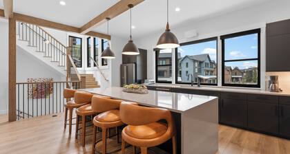 Luxury Townhome Near Lifts - A/C & Private Saltwater Hot Tub