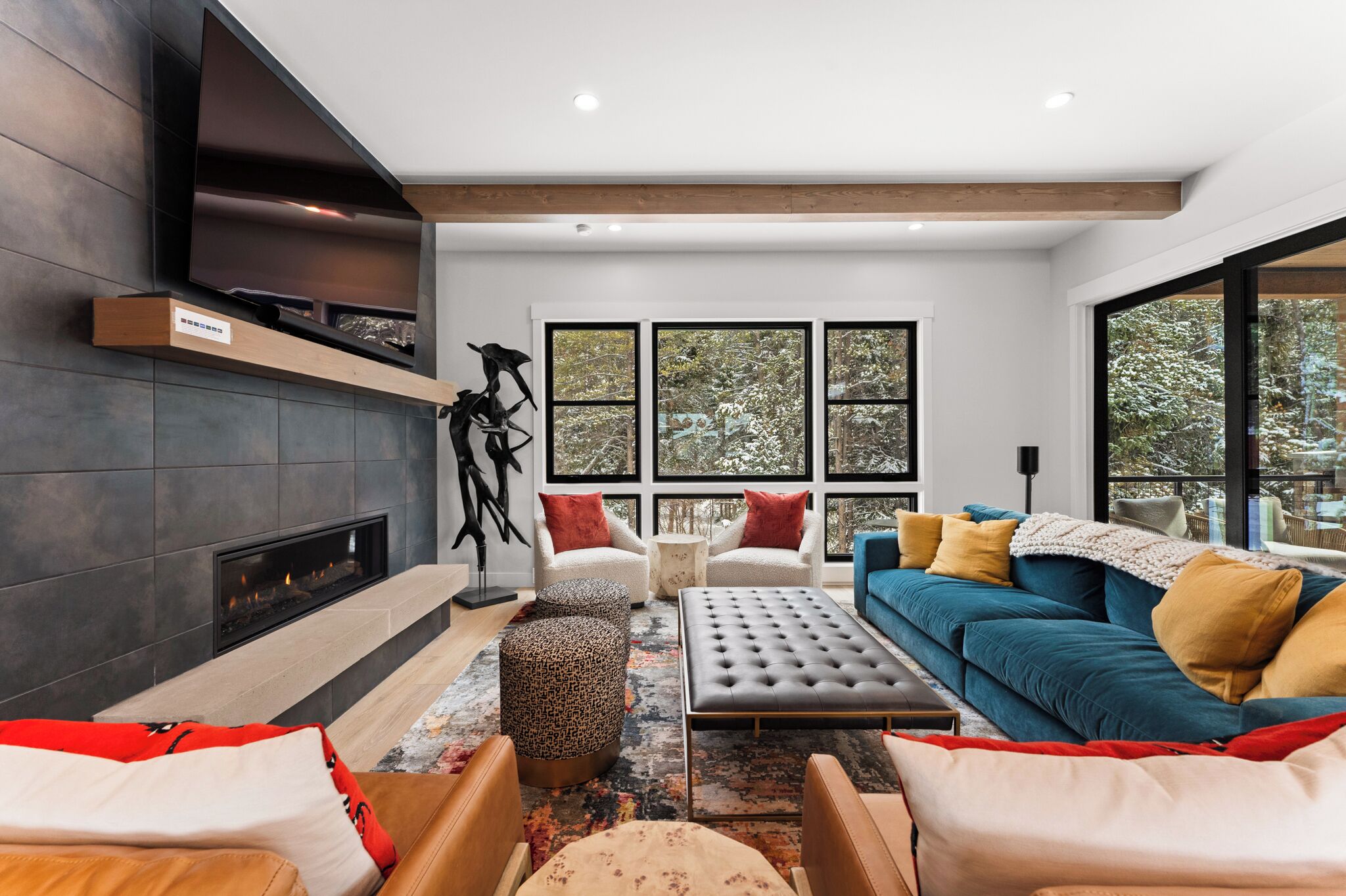 Een smart-tv en een open haard