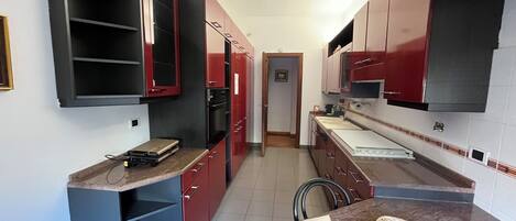 Een koelkast, een oven, een kookplaat, een koffiezetapparaat/waterkoker