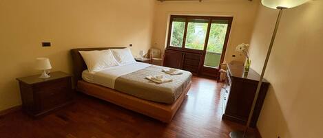 2 Schlafzimmer, Schreibtisch, Bügeleisen/Bügelbrett, kostenloses WLAN