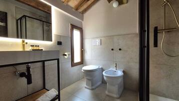 Superior-Zimmer | Badezimmer | Dusche, Haartrockner, Handtücher, Seife