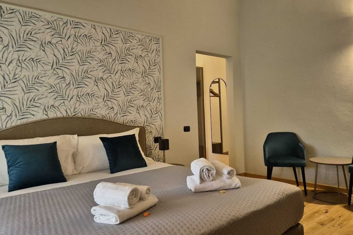Deluxe Room | Free minibar, in-room safe, desk, laptop workspace