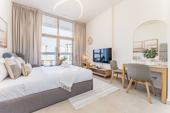 Safe på rommet, strykejern/-brett, wi-fi (inkludert) og sengetøy