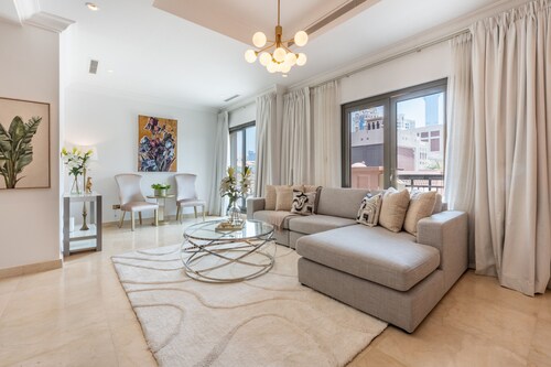 Private Beachfront Villa w/ Pool Access, Minutes from Nakheel Mall and Monorail