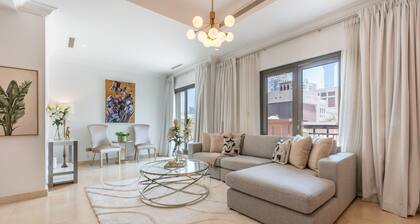 Private Beachfront Villa w/ Pool Access, Minutes from Nakheel Mall and Monorail