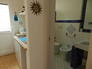 Haartrockner, Handtücher, Seife, Toilettenpapier