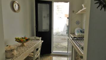 Frigorifero, piano cottura, macchina per tè/caffè