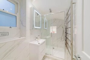 Doccia, asciugacapelli, bidet, asciugamani
