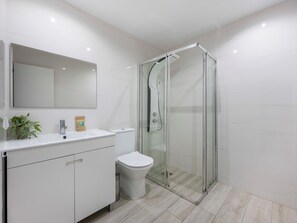 Shower, hair dryer, towels - Apartment Torre Iberius (Armação de Pêra)