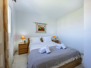 1 habitación, tabla de planchar con plancha, cuna de viaje y wifi 