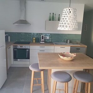 Kjøleskap, mikrobølgeovn, ovn og kokeplater