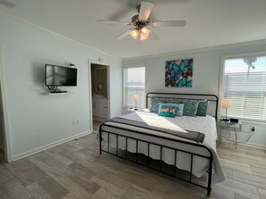 2 slaapkamers, een strijkplank/strijkijzer, reisbedje, gratis wifi