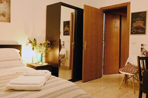 Comfort Double Room | Down duvets, desk, iron/ironing board, travel cot - Sunrise Naples (Naples)