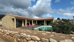 A villa with a swimming pool, stone walls, and a covered patio area. - RECENT CORSICAN VILLA 150m2 SWIMMING POOL BEACHES LEISURE AREA (Lecci)
