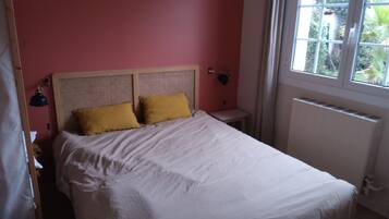 1 slaapkamer, een strijkplank/strijkijzer, wifi, beddengoed