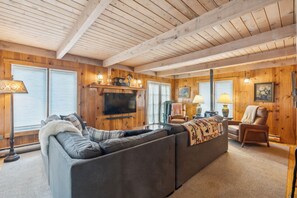 Casa, 4 habitaciones | Zona de estar | Una Smart TV, servicios de streaming