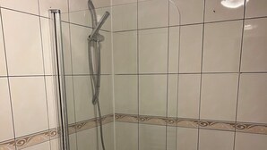 A bathroom with a glass-enclosed shower, a bathtub, and a toilet. - 1 double room in London with WiFi (London)