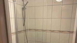 A bathroom with a glass-enclosed shower, a bathtub, and a toilet. - 1 double room in London with WiFi (London)