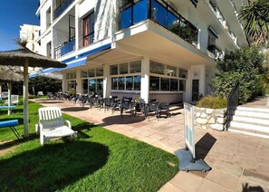 Outdoor dining - Skol 520C – Cozy apartment with Sea and Pool view (Marbella)