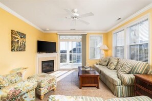 Condo, 3 Bedrooms | Living area