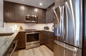 Condo, 2 habitaciones | Cocina privada | Refrigerador, horno, cafetera y tetera y tostadora 