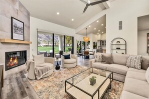 Smart TV, fireplace
