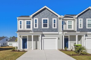 Exterior - 3-bedroom townhome close to golf courses & beaches - Pets welcome, self-check-in (Ocean Isle Beach)