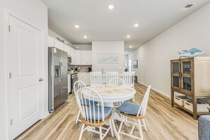 Dining - 3-bedroom townhome close to golf courses & beaches - Pets welcome, self-check-in (Ocean Isle Beach)