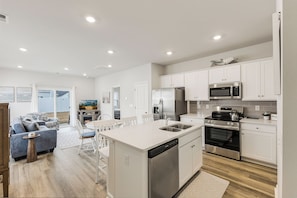 Fridge, microwave, oven, stovetop - 3-bedroom townhome close to golf courses & beaches - Pets welcome, self-check-in (Ocean Isle Beach)