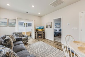Smart TV, fireplace, books - 3-bedroom townhome close to golf courses & beaches - Pets welcome, self-check-in (Ocean Isle Beach)