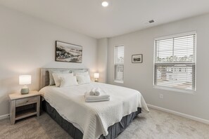 3 bedrooms, desk, iron/ironing board, free WiFi - 3-bedroom townhome close to golf courses & beaches - Pets welcome, self-check-in (Ocean Isle Beach)
