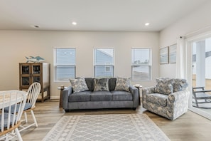 Smart TV, fireplace, books - 3-bedroom townhome close to golf courses & beaches - Pets welcome, self-check-in (Ocean Isle Beach)