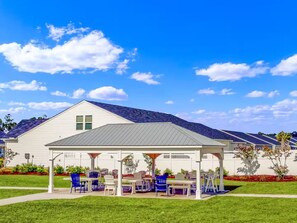 Outdoor dining - 3-bedroom townhome close to golf courses & beaches - Pets welcome, self-check-in (Ocean Isle Beach)