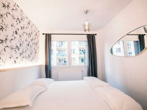 1 dormitorio, tabla de planchar con plancha, wifi y ropa de cama